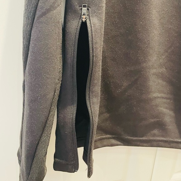 NEW - Reebok Long Sleeve Top with side zipper - Picture 2 of 6